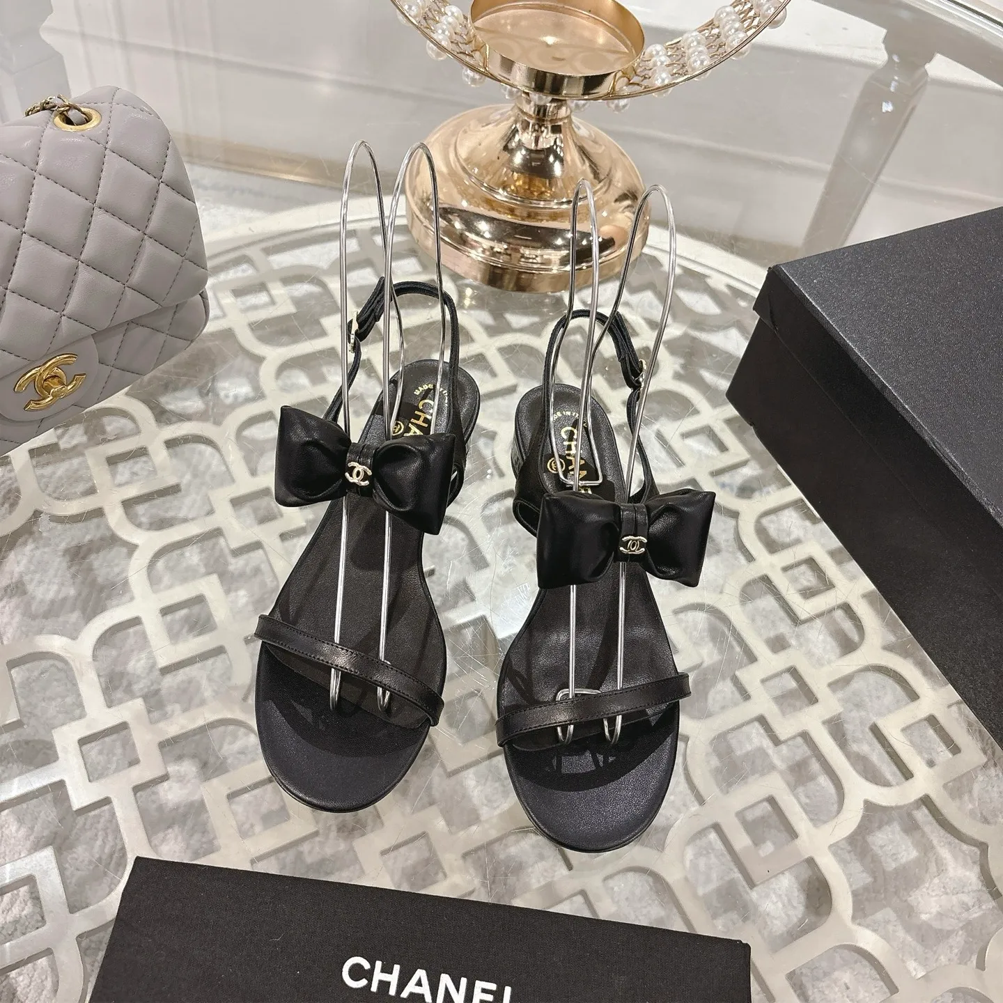 👟👟Ex-factory price 560👟👟 CHANEL 25ss spring and summer new counter top double C bow sandals. This classic design; bow with double C embellishment, playful and elegant, multiple color matching elements... Diversified mix and match is very beautiful and versatile, very light and comfortable on the feet, super delicate and elegant... ꫛꫀꪝ Go➫ Material: Upper: Original customized imported sheepskin Inner: Original custom-made sheepskin lining Outsole: Original custom-made Italian through-dyed genuine leather outsole Size: 35–40 (40 and 41 are custom-made and cannot be returned or exchanged)